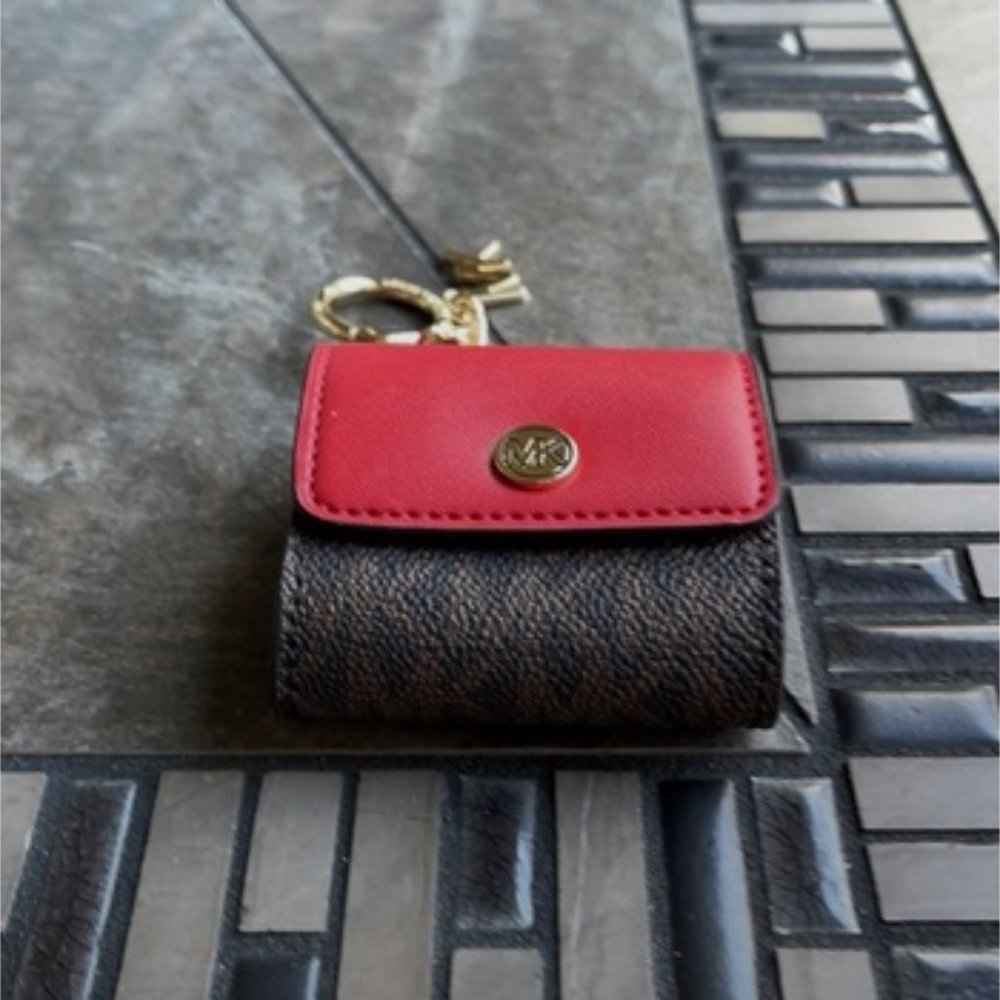 Michael Kors Jet Set Travel AirPod Case - Picture 9 of 16